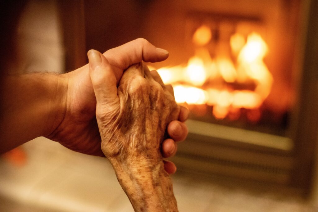 Zoom sur les mains d'un homme de compagnie et d'une personne âgée