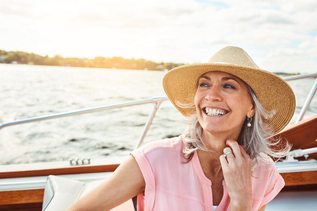 Femme aidante quinquagénaire en vacances