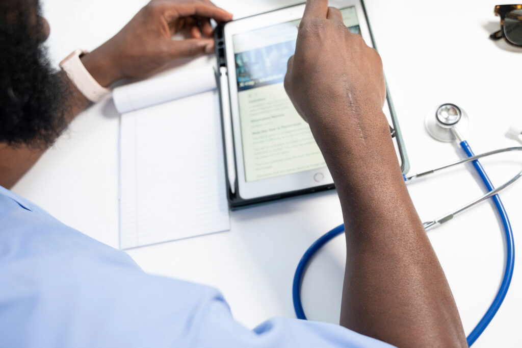 Soignant travaillant sur une tablette